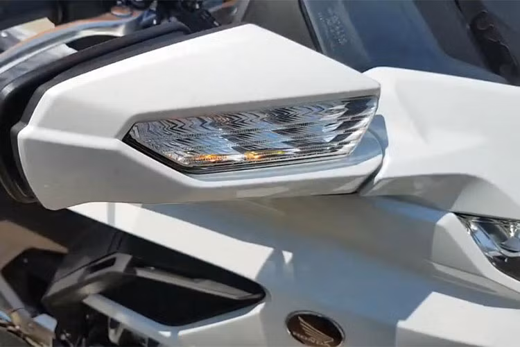 Được biết, chiếc Honda Gold Wing 2018 đầu tiên về đến Việt Nam sẽ có mức giá khoảng 57.000 USD (tương đương 1,3 tỷ đồng). Vào ngày 18/5 tới đây, khi Honda Việt Nam chính thức khai trương Showroom xe môtô phân khối lớn Honda đầu tiên tại khu vực phía Nam là TP HCM, rất có thể hãng cũng sẽ đồng thời ra mắt mẫu xe này.