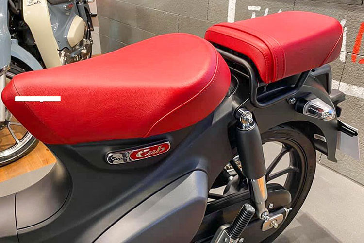 Phiên bản mới của Super Cub C125 vẫn sở hữu dáng dấp của một chiếc xe hiện đại, thể hiện rõ rệt qua các đường nét gãy, chuyển hướng dứt khoát trên các chi tiết như ốp hông, chắn bùn hay ốp mặt nạ của xe... đáng chú ý, phần yên sau của xe đã được trang bị (không còn là phụ kiện đi kèm).