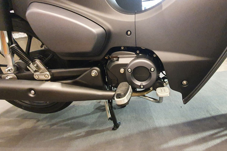 Sức mạnh của Honda Super Cub C125 màu đen mờ cũng đến từ động cơ SOHC dung tích 125cc tích hợp phun xăng điện tử PGM-Fi tương tự như Honda Monkey nhưng lại có công suất mạnh hơn khi đạt ngưỡng 9,1 mã lực tại vòng tua 7.500 vòng/phút và mô-men xoắn cực đại đạt 9,98Nm tại vòng tua máy 5.000 vòng/phút.