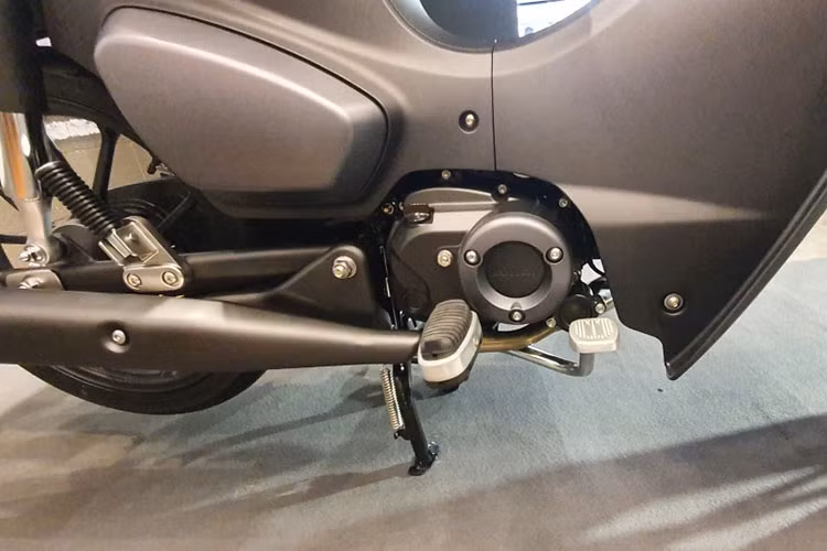 Sức mạnh của Honda Super Cub C125 màu đen mờ cũng đến từ động cơ SOHC dung tích 125cc tích hợp phun xăng điện tử PGM-Fi tương tự như Honda Monkey nhưng lại có công suất mạnh hơn khi đạt ngưỡng 9,1 mã lực tại vòng tua 7.500 vòng/phút và mô-men xoắn cực đại đạt 9,98Nm tại vòng tua máy 5.000 vòng/phút.