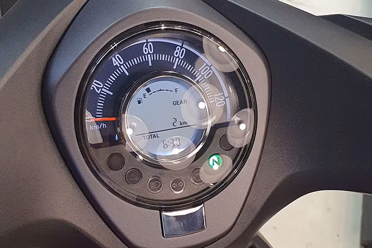 Theo thông tin do Honda công bố, mẫu Super Cub C125 2021 vẫn mang thiết kế cổ điển đã tạo nên danh tiếng cho mẫu xe này với bình xăng dưới yên, yên đơn rời, đèn pha tròn, yếm trước ôm trọn phần đầu xe và ống xả ốp crôm bóng.