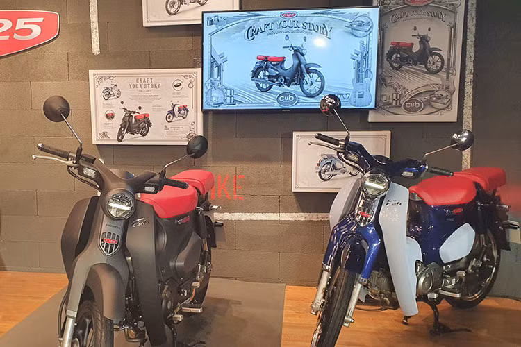 Sau khi chính thức tại triển lãm BIMS 2021 vào cuối tháng 3 vừa qua, mẫu xe số kinh điển Honda Super Cub C125 2021 mới đã chính thức được bán ra tại thị trường Thái Lan. Phiên bản mới của xe sẽ có 3 tùy chọn màu sắc, trong đó có một phiên bản màu đặc biệt Đen mờ đẹp mắt.