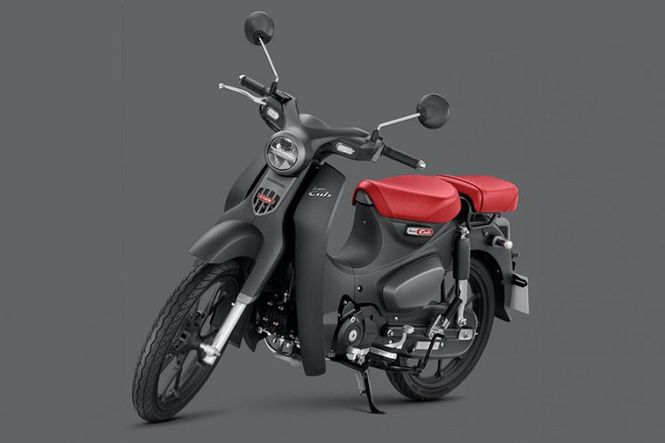 Hiện tại, giá xe Honda Super Cub C125 đang được bán ra tại thị trường Thái Lan từ 89.000 Baht (tương đương khoảng 65 triệu đồng) với 3 phiên bản màu gồm Original Blue (Xanh dương), Essence Grey (Xám) và Gentle Black (Đen mờ). Sự xuất hiện của phiên bản màu Đen mờ sẽ mang đến cho khách hàng thêm lựa chọn màu sắc đẹp hơn, tôn vinh sự kinh điển của Honda Super Cub.