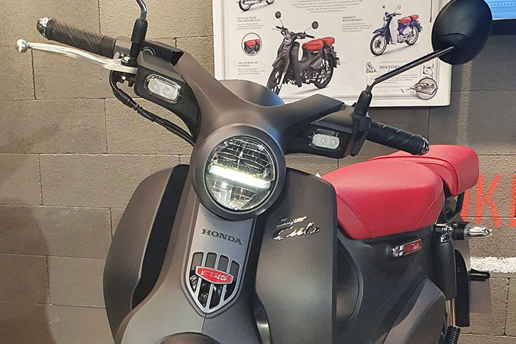 Sự hiện đại của xe thể hiện qua trang bị mới mẻ như hệ thống đèn pha LED, đồng hồ kỹ thuật số và hệ thống khóa thông minh Smart Key với 3 tính là khởi động không cần chìa vật lý, chống trộm và tìm xe. Ngoài ra, xe không còn sử dụng vành nan truyền thống mà thay vào đó là trang bị vành đúc cứng cáp.