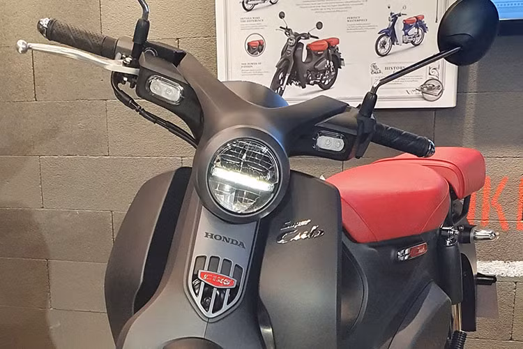 Sự hiện đại của xe thể hiện qua trang bị mới mẻ như hệ thống đèn pha LED, đồng hồ kỹ thuật số và hệ thống khóa thông minh Smart Key với 3 tính là khởi động không cần chìa vật lý, chống trộm và tìm xe. Ngoài ra, xe không còn sử dụng vành nan truyền thống mà thay vào đó là trang bị vành đúc cứng cáp.