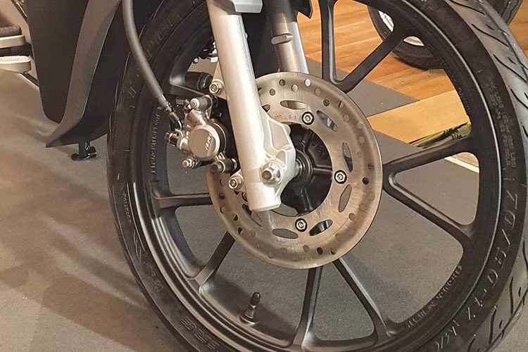 Chiếc xe số phổ thông Honda Super Cub C125 thế hệ mới nay đã có trục cơ sở 1.247mm - tăng 4mm so với trước đây. Cuối cùng, trọng lượng xe cũng tăng thêm 2kg do yên cùng bộ khung xương: từ 107 lên thành 109kg.