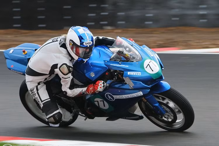 Còn siêu môtô điện Agni Z2 được trang bị tới 80 cục pin nhỏ và một mô-tơ điện có công suất 50 Kw (tương đương 65 mã lực). Nhờ nguồn năng lượng này, xe có thể tăng tốc từ 0 đến 100 km/h chỉ với 3,5 giây và đạt tốc độ tối đa 209 km/h.