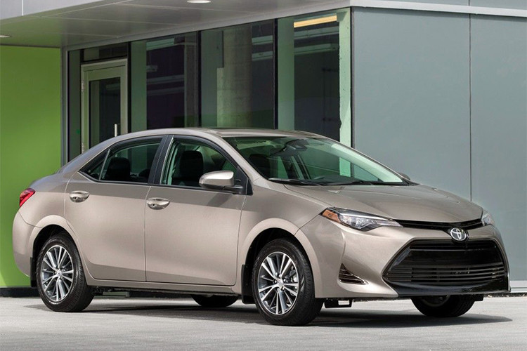 Những hình ảnh phác thảo đầu tiên về mẫu xe sedan Toyota Corolla Altis phiên bản 2019 dưới bàn tay của họa sĩ Jonathan Machado vừa được công bố. Theo đó, mẫu sedan hạng C có nhiều thay đổi đáng kể về đường nét thiết kế, sang trọng và tinh tế hơn so với người tiền nhiệm.