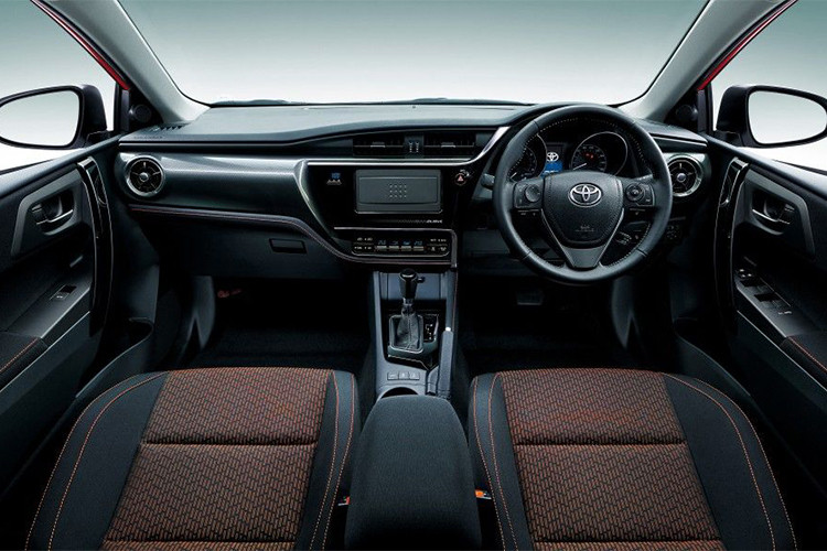 Giống với phiên bản hatchback, Toyota Corolla Altis 2019 sedan sẽ bị lược bỏ động cơ diesel. Thay vào đó, mẫu xe hạng C sẽ được trang bị hai tùy chọn động cơ dung tích 1.8 lít và 2.0 lít, sản sinh công suất 122 mã lực và 188 mã lực. Nhiều khả năng xe sẽ được giới thiệu vào cuối năm 2018.