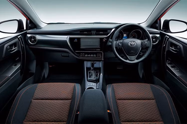 Giống với phiên bản hatchback, Toyota Corolla Altis 2019 sedan sẽ bị lược bỏ động cơ diesel. Thay vào đó, mẫu xe hạng C sẽ được trang bị hai tùy chọn động cơ dung tích 1.8 lít và 2.0 lít, sản sinh công suất 122 mã lực và 188 mã lực. Nhiều khả năng xe sẽ được giới thiệu vào cuối năm 2018.