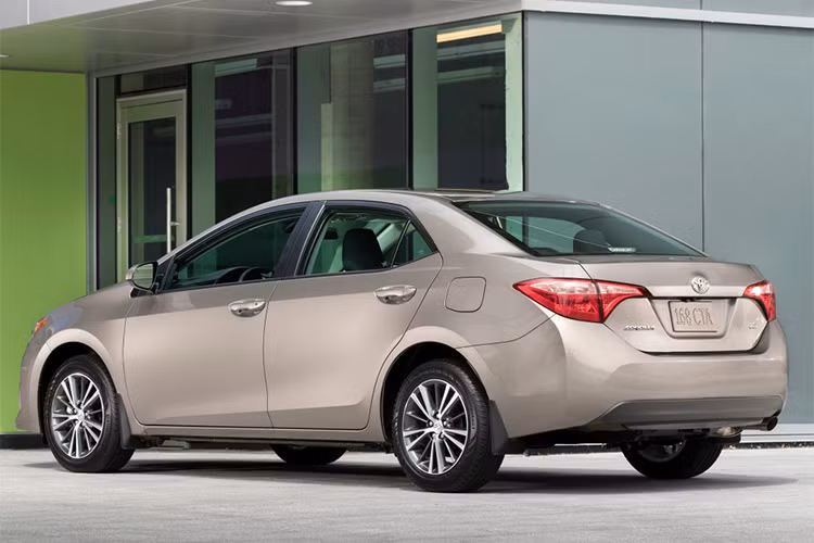 Trên phiên bản mới này, mẫu xe sedan Toyota Corolla Altis mới sẽ sở hữu diện mạo sang trọng, tinh tế giống với phiên bản hatchback vừa được ra mắt. Xe được thiết kế dựa trên nền tảng TNGA hoàn toàn mới của Toyota, vừa được áp dụng cho mẫu sedan lớn nhất Toyota Avalon.