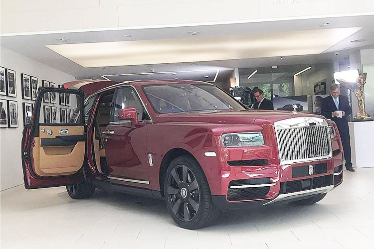 Để sở hữu Rolls-Royce Cullinan 2019 đầu tiên trên thế giới, vị Tiểu vương Ả-Rập Xê-Út đã phải chi số tiền lên đến 2,4 triệu SAR (tương đương 640.000 USD hay 14,57 tỷ đồng). Như vậy, chiếc Rolls-Royce Cullinan 2019 này có giá gần gấp đôi so với con số khởi điểm 325.000 USD do hãng xe nước Anh đưa ra.