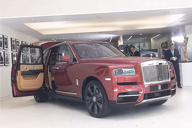 Để sở hữu Rolls-Royce Cullinan 2019 đầu tiên trên thế giới, vị Tiểu vương Ả-Rập Xê-Út đã phải chi số tiền lên đến 2,4 triệu SAR (tương đương 640.000 USD hay 14,57 tỷ đồng). Như vậy, chiếc Rolls-Royce Cullinan 2019 này có giá gần gấp đôi so với con số khởi điểm 325.000 USD do hãng xe nước Anh đưa ra.