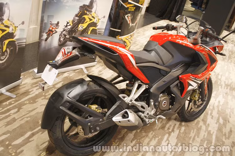 Những thay đổi đầu tiên phải kể đến trên mẫu xe mới này chính là khối động cơ đáp ứng tiêu chuẩn khí thải BSIV của Bajaj Pulsar RS200 2017. Đây là tiêu chuẩn khí thải mới mà mọi hãng sản xuất xe môtô hiện nay đều phải đáp ứng từ ngày 1/4/2017 tại thị trường Ấn Độ.