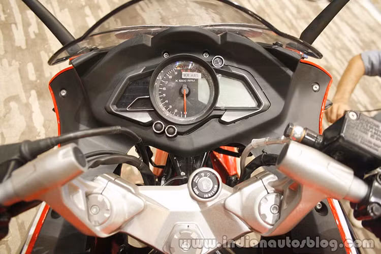 Tay lái của Bajaj Pulsar RS200 được đúc liền mảnh, cao hơn nhièu so với nhiều dòng sportbike trước đây. Bên cạnh đó là cụm đồng hồ trông khá hiện đại dù không có màn hình màu TFT như những mẫu môtô châu Âu và Nhật Bản trong cùng phân khúc nhưng cũng khá dễ dàng quan sát với cả màn hình dạng số và kim.