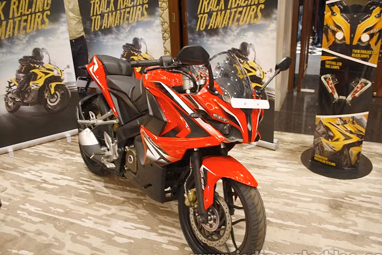 Sau mẫu naked-bike Pulsar 200NS, đến lượt xe thể thao Bajaj Pulsar RS200 bước sang phiên bản nâng cấp. Tương tự người anh em Pulsar 200NS, phiên bản sportbike Bajaj Pulsar RS200 2017 cũng được thay đổi nhẹ về thiết kế và máy móc khiến cho nó hoàn thiện hơn.