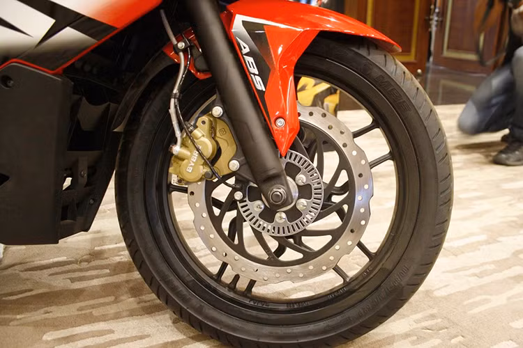 Ngoài ra, Bajaj Pulsar RS200 còn được trang bị bộ vành đúc 17 inch có thiết kế cổ điển và phanh đĩa thủy lực trên cả hai bánh. Bình nhiên liệu của xe có dung tích 13 lít. Hệ thống chống bó cứng phanh ABS (tuỳ chọn từng phiên bản) cũng được trang bị trên mẫu xe phiên bản mới này.