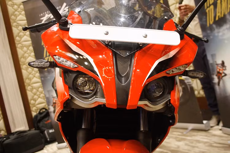 Về thiết kế, Bajaj Pulsar RS200 khiến nhiều người chơi xe môtô phân khối lớn liên tưởng đến chiếc siêu môtô Yamaha R1 và R6 thế hệ cũ, ít nhất là ở phần mặt nạ trước với cụm đèn pha đôi thiết kế dạng bị "cực ngầu". Kính chắn giớ của xe cũng được thiết kế cân đối, phù hợp với tổng thể.