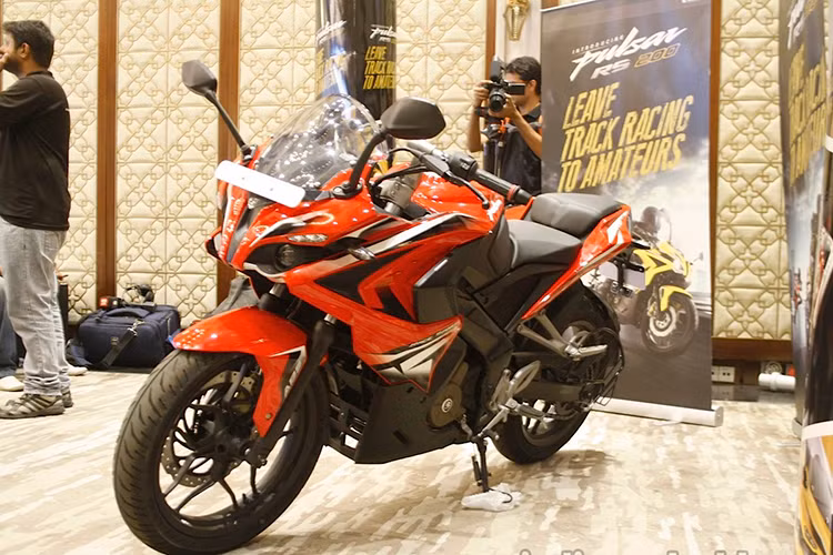 Tại thị trường Ấn Độ, Bajaj Pulsar RS200 2017 tiêu chuẩn không có ABS được bán với giá 121.881 Rupee (tương đương 41,4 triệu đồng). Con số tương ứng của phiên bản có ABS là 133.883 Rupee (tương đương 45,4 triệu đồng). Như vậy, so với phiên bản cũ, mẫu môtô thể thao này đã tăng giá nhẹ.