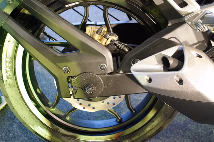 Bajaj Pulsar RS200 có kích thước tổng thể bao gồm chiều dài 1.999 mm, rộng 765 mm, cao 1.114 mm, chiều dài cơ sở 1.355 mm và khoảng sáng gầm 157 mm. Hệ thống treo của Bajaj Pulsar RS200 bao gồm phuộc ống lồng phía trước và giảm xóc đơn đằng sau. Trong khi đó, lực hãm bắt nguồn từ phanh đĩa 300 mm trước và 230 mm sau.