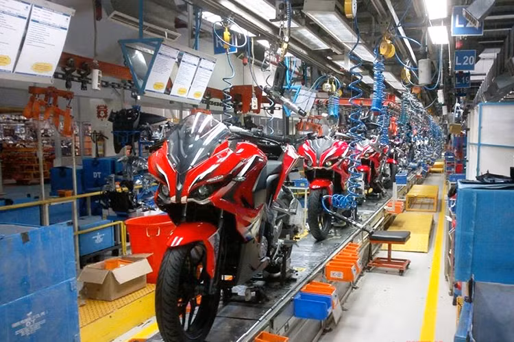 Ra mắt lần đầu tiên vào tháng 3/2015 tại thị trường Ấn Độ, Bajaj Pulsar RS200 2016 gây ấn tượng với thiết kế thể thao và khoẻ khoắn. Tại thị trường Việt Nam, Bajaj Pulsar RS200 2016 được một số địa lý xe máy tư nhân nhập về chào hàng với giá từ 75 đến 85 triệu đồng.