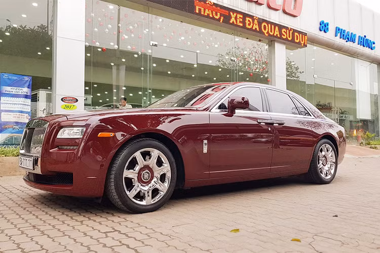 Xe có khả năng tăng tốc từ 0 lên 100 km/h trong 4.9 giây, vận tốc tối đa 249 km/h. Trang bị an toàn theo xe gồm: kiểm soát hành trình, điều khiển bằng giọng nói, cảm biến đổ sau, hỗ trợ phanh khẩn cấp, ổn định điều khiển lực kéo, cân bằng điện tử ESP, phát hiện người đi bộ Navi Nightvison, cảnh báo tiền va chạm, 10 túi khí an toàn...