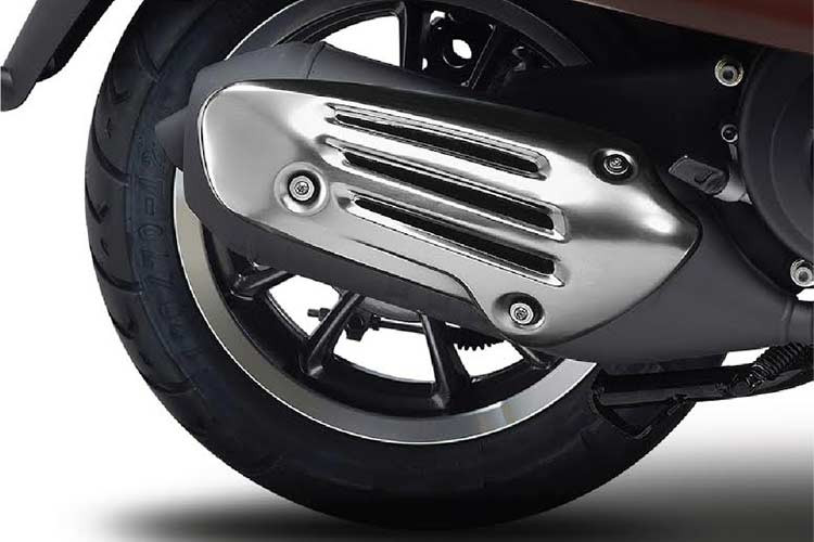 Bên cạnh đó, công nghệ đèn LED cuả xe ga Vespa Primavera giờ được áp dụng cho cả đèn pha phía trước và phía sau giúp tăng phạm vi và độ sáng khi sử dụng, từ đó bổ sung độ an toàn cho người lái.