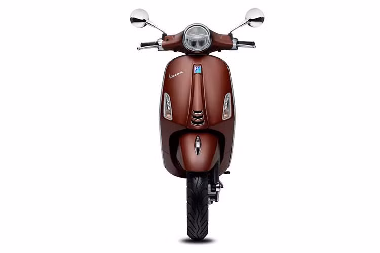 Hiện tại, Vespa Primavera 50th Anniversary Edition đã có sẵn tại các đại lý Piaggio Việt Nam trên toàn quốc với giá bán lẻ là 77,5 triệu đồng, cùng giá với bản Yacht Club, và đắt hơn 3 triệu đồng so với bản phanh ABS.