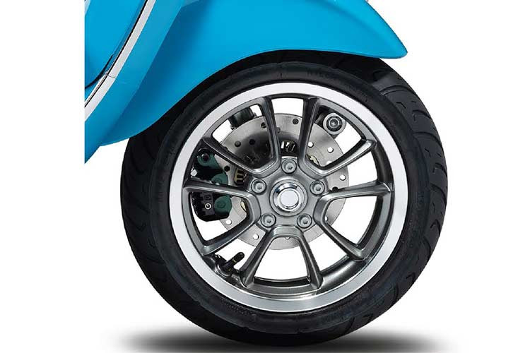 Vespa Primavera 50th được trang bị hệ thống xi lanh đơn 4 kỳ và động cơ 125 iGet tương tự bản thường, mang lại hiệu suất cao và tiết kiệm xăng. Thiết kế mới “cà vạt” đặc trưng và nẹp mạ chrome ở khung chắn bùn. Kích thước vành bánh xe 12 inch chất liệu hợp kim nhôm với thiết kế năm chấu ấn tượng.