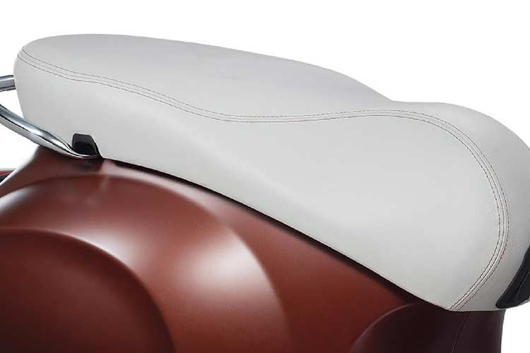 Khác biệt so với phiên bản thường, Vespa Primavera 50th Anniversary Edition nổi bật với hai màu mới - xanh nhạt và màu nâu nhám kết hợp hài hòa với màu yên xe, bánh xe 5 chấu sắc xám hiện đại và logo kỷ niệm 50 năm thiết kế thanh lịch.