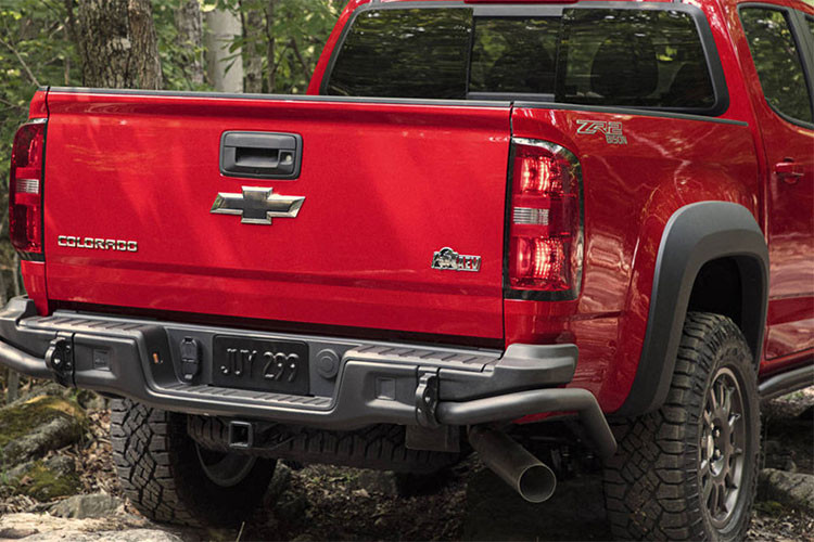 Đặc biệt, lưới tản nhiệt của ZR2 Bison được khắc thêm dòng chữ "Chevrolet" chạy ngang thay cho logo của hãng. Cản trước tích hợp đèn sương mù. Lốp off-road Goodyear Wrangler Duratract 31 inch bao bọc lấy mâm xe 17 inch độc quyền. Trong khi đó, nội thất của ZR2 Bison không thay đổi đáng kể.