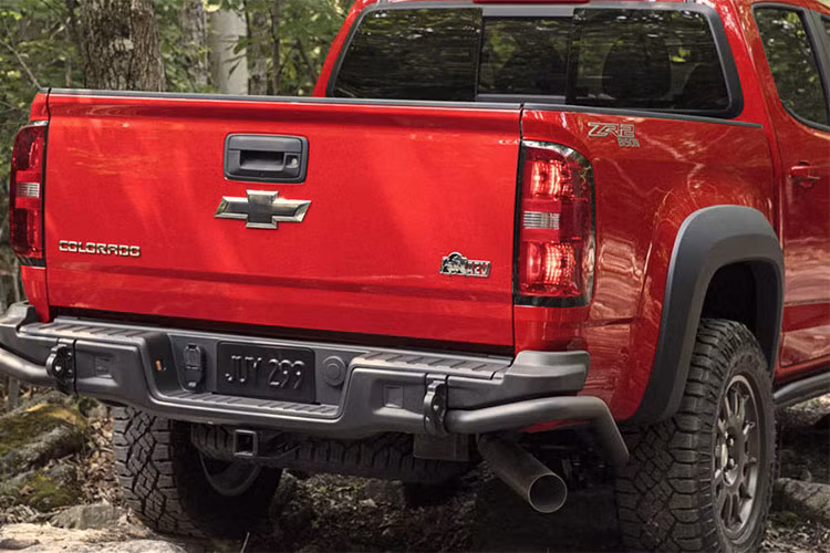 Đặc biệt, lưới tản nhiệt của ZR2 Bison được khắc thêm dòng chữ "Chevrolet" chạy ngang thay cho logo của hãng. Cản trước tích hợp đèn sương mù. Lốp off-road Goodyear Wrangler Duratract 31 inch bao bọc lấy mâm xe 17 inch độc quyền. Trong khi đó, nội thất của ZR2 Bison không thay đổi đáng kể.