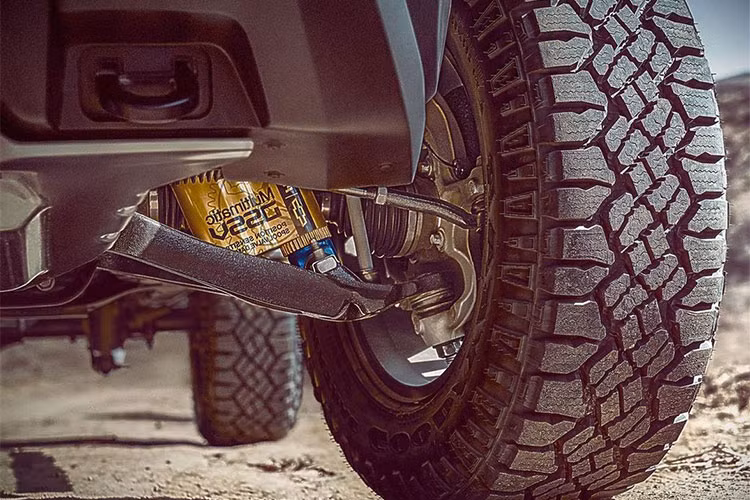 Cung cấp sức mạnh cho Chevrolet Colorado ZR2 Bison mới là khối động cơ V6 tiêu chuẩn, dung tích 3.6L, sản sinh công suất 308 mã lực. Ngoài ra xe còn có thêm trang bị tùy chọn là động cơ diesel Duramax tăng áp, dung tích 2.0L, sản sinh công suất 186 mã lực.