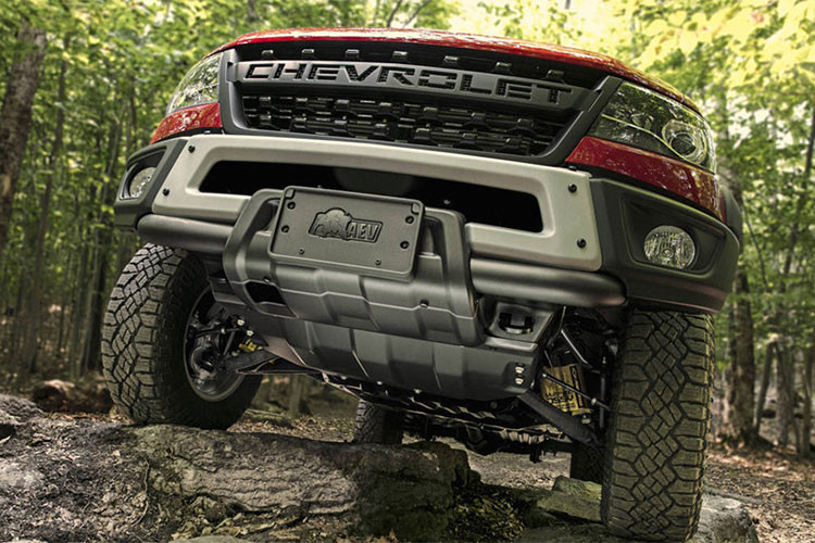 Tính năng off-road trên biến thể bán tải Chevrolet Colorado ZR2 Bison được cải thiện tốt hơn, xe được trang bị 5 tấm chắn bảo vệ gầm ở khu vực bình nhiên liệu, hộp phân phối công suất và bộ vi sai trước - sau. Các tấm bảo vệ được chế tạo từ thép Boron do AEV thiết kế.
