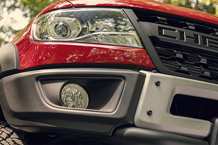 Tương tự như đàn anh ZR2, biến thể mẫu xe bán tải Chevrolet Colorado ZR2 Bison mới được trang bị cầu sau hiệu chỉnh với tỷ số truyền 3,42, bánh trước và sau có bề rộng 3.5 inch, hệ thống treo được nâng cao, giảm chấn Multimatic và khóa vi sai cho cả hai cầu.