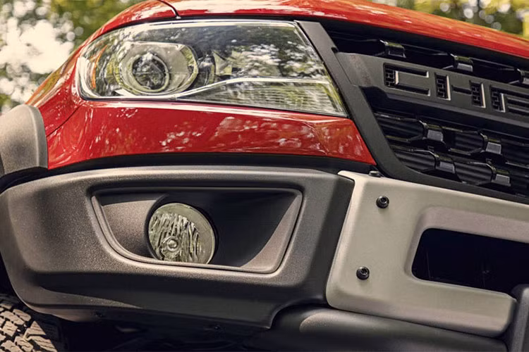 Tương tự như đàn anh ZR2, biến thể mẫu xe bán tải Chevrolet Colorado ZR2 Bison mới được trang bị cầu sau hiệu chỉnh với tỷ số truyền 3,42, bánh trước và sau có bề rộng 3.5 inch, hệ thống treo được nâng cao, giảm chấn Multimatic và khóa vi sai cho cả hai cầu.