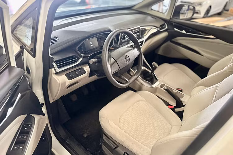 Ở phiên bản 1.5 AT Del, xe vẫn sử dụng ghế nỉ và chỉnh cơ nhưng đã được nâng cấp với màn hình giải trí cảm ứng kích thước 12,3 inch.