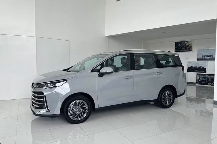Mẫu xe MPV MG G50 2025 mới có kích thước dài x rộng x cao lần lượt là 4.825 x 1.825 x 1.778 mm, với trục cơ sở 2.800 mm và khoảng sáng gầm xe 135 mm. Về tùy chọn màu sắc, bản 1.5 MT Com có ba màu trắng, bạc, đen; trong khi hai phiên bản cao hơn có thêm lựa chọn màu xanh và trắng ngọc trai.