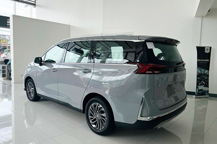 Với thông số này, MG G50 có chiều dài nhỉnh hơn Toyota Innova Cross và vượt trội về kích thước so với các đối thủ cùng phân khúc như Mitsubishi Xpander, Suzuki XL7 hay Toyota Veloz Cross. Về ngoại thất, điểm dễ nhận diện giữa các phiên bản nằm ở thiết kế mâm xe và hệ thống chiếu sáng.