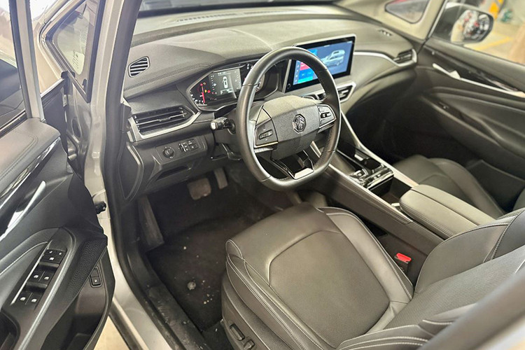 Ngoài ra, xe còn có hỗ trợ phanh khẩn cấp EBA. Phân phối lực phanh điện tử EBD. Khởi hành ngang dốc HAC. Cảnh báo áp suất lốp TPMS . Cảm biến khoảng cách phía sau. Tuy nhiên, phiên bản 1.5 MT Com không được trang bị hệ thống ga tự động (Cruise Control).