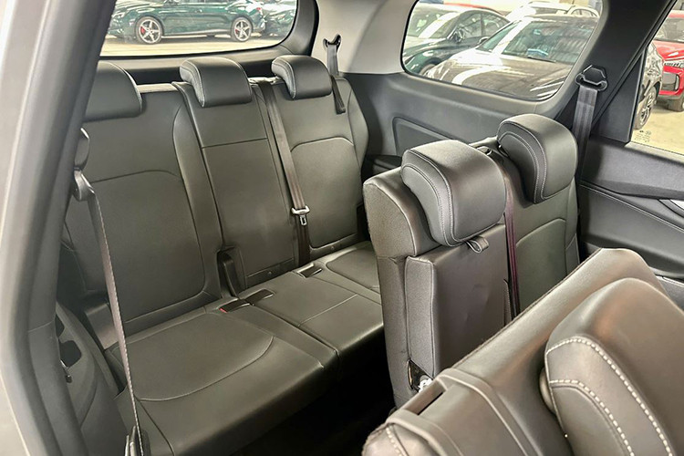 Điểm đáng tiếc là ngay cả phiên bản cao cấp nhất cũng chỉ có 4 túi khí, trong khi hai phiên bản thấp hơn chỉ được trang bị 2 túi khí, chưa thực sự cạnh tranh so với một số mẫu xe khác trong phân khúc. Mức giá xe MG G50 2025 bán ra dự kiến từ 569 - 669 triệu đồng, trong đó hai bản cao cấp nhất (AT Luxury 7 chỗ và AT Luxury 8 chỗ) có cùng mức giá 669 triệu đồng.