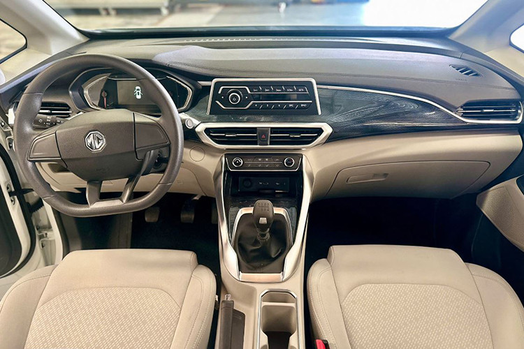 Không gian nội thất của MG G50 cũng có sự phân hóa rõ rệt giữa các phiên bản. Phiên bản thấp nhất 1.5 MT Com sử dụng hộp số sàn 6 cấp, không có màn hình giải trí cảm ứng mà chỉ trang bị hệ thống radio, ghế nỉ và chỉnh cơ toàn bộ.