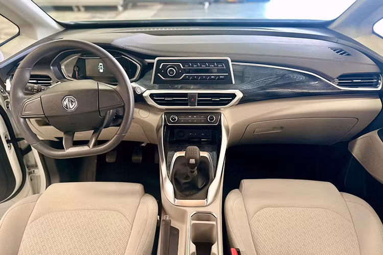 Không gian nội thất của MG G50 cũng có sự phân hóa rõ rệt giữa các phiên bản. Phiên bản thấp nhất 1.5 MT Com sử dụng hộp số sàn 6 cấp, không có màn hình giải trí cảm ứng mà chỉ trang bị hệ thống radio, ghế nỉ và chỉnh cơ toàn bộ.