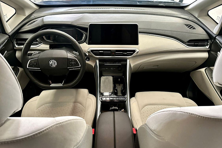 Phiên bản cao cấp nhất 1.5 AT Lux có sự nâng cấp đáng kể với ghế bọc da, ghế lái chỉnh điện 6 hướng, ghế phụ chỉnh điện 4 hướng. Hệ thống âm thanh của xe cũng được cải thiện với 6 loa thay vì 4 loa như hai phiên bản còn lại.