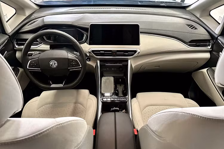 Phiên bản cao cấp nhất 1.5 AT Lux có sự nâng cấp đáng kể với ghế bọc da, ghế lái chỉnh điện 6 hướng, ghế phụ chỉnh điện 4 hướng. Hệ thống âm thanh của xe cũng được cải thiện với 6 loa thay vì 4 loa như hai phiên bản còn lại.