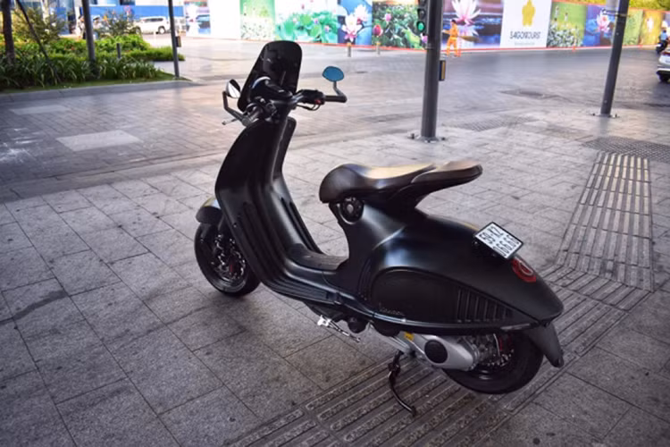 Vespa 946 Emporio Armani vẫn sử dụng động cơ giống như bản tiêu chuẩn, đó là loại xi lanh đơn, phun xăng điện tử, 3 van, dung tích 125 cc và làm mát bằng không khí. Động cơ này có công suất cực đại 11,4 mã lực tại tốc độ tua máy 8.250 vòng/phút và mô-men xoắn 10,7 Nm tại 6.500 vòng/phút.