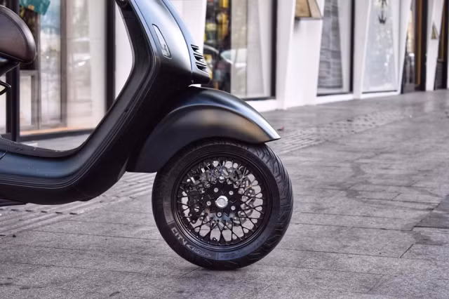 Xe được trang bị hệ thống chống bó cứng phanh ABS 2 kênh, các bánh xe lớn 12 inch và hệ thống điều khiển lái điện tử có thể kết hợp với các thiết bị internet mới nhất. Ngoài ra, dàn chân đã được chủ nhân độ mâm CNC cho ngoại hình tinh tế, ấn tượng hơn cũng như giúp chiếc xe thêm phần sang trọng và bắt mắt.