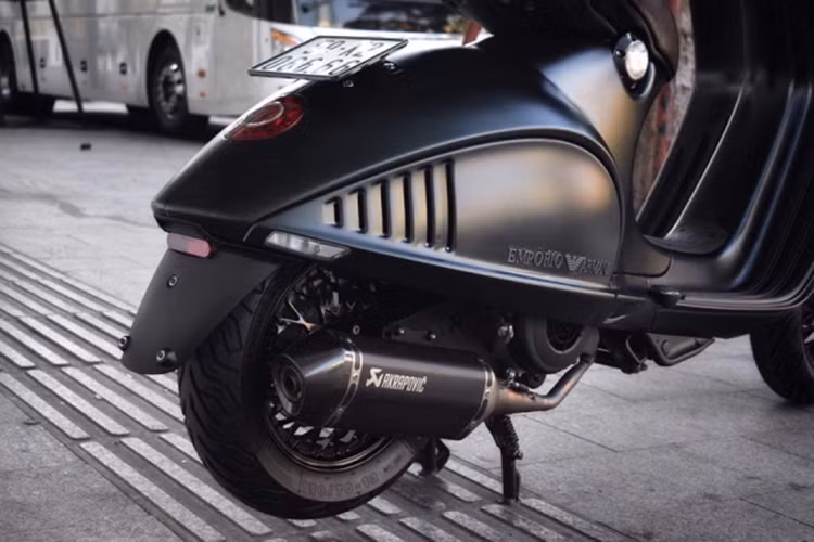 Hệ thống ống xả đã được nâng cấp với pô Akrapovic chính hãng giúp giảm bớt 1 phần trọng lượng của xe và cho âm thanh thật phấn khích. Với cấu tạo Titan và Carbon Fiber thì ngoài vẻ đẹp còn giúp pô giải nhiệt nhanh hơn. Đây là sản phẩm được thiết kế dành riêng cho dòng xe Vespa sử dụng, được rất nhiều tay chơi hiện nay ưa chuộng.