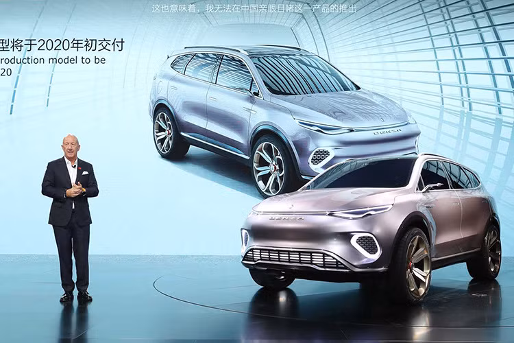 Vào hồi đầu năm nay, thương hiệu xe ôtô điện Trung Quốc mang tên Denza đã chính thức được giới thiệu. Denza trên thực tế là thương hiệu liên doanh giữa hãng xe Trung Quốc BYD và Daimler - tập đoàn mẹ của Mercedes-Benz. Cũng trong sự kiện giới thiệu thương hiệu, Denza đã tung ra mẫu xe đầu tiên mang tên Concept X do Mercedes-Benz thiết kế.