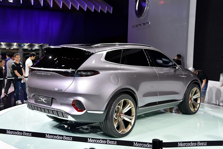 Ngoài ra, cản va và hệ thống đèn của Denza X do Mercedes-Benz thiết kế cũng khác biệt so với phiên bản concept từng xuất hiện trước đây.